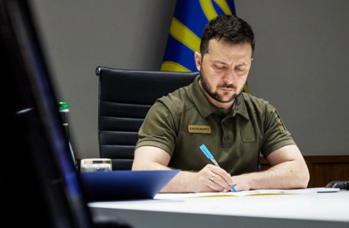 Зеленський нагородив ще 956 оборонців, 527 із них - посмертно